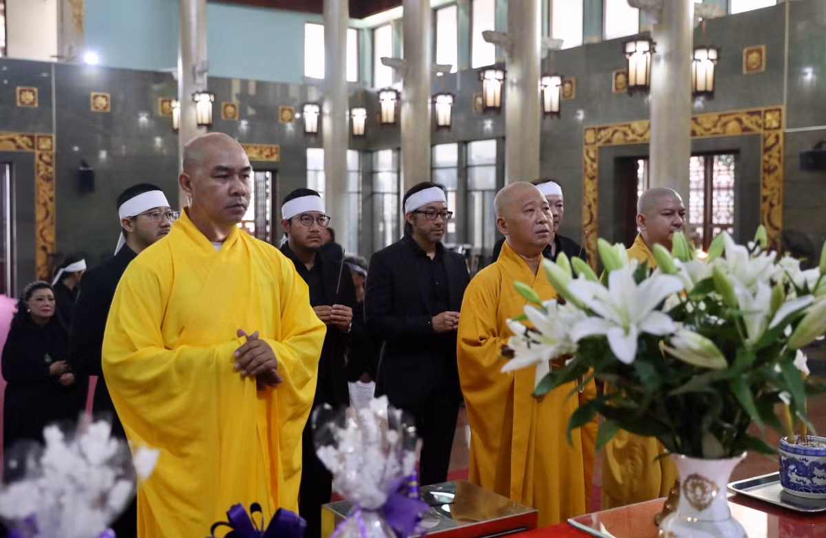 Các con túc trực bên lễ tang của diễn viên Thẩm Thúy Hằng. Minh tinh Người đẹp Bình Dương trút hơi thở cuối cùng ở tuổi 83 vì tuổi cao sức yếu. Bà ra đi thanh thản trong vòng tay của các cháu. Những ngày cuối đời, diễn viên ẩn cư, ăn chay và làm từ thiện. Anh Quốc - con trai út của NSƯT Thẩm Thúy Hằng - nói với Zing bà mất khi nhiều dự định về việc từ thiện còn dở dang.