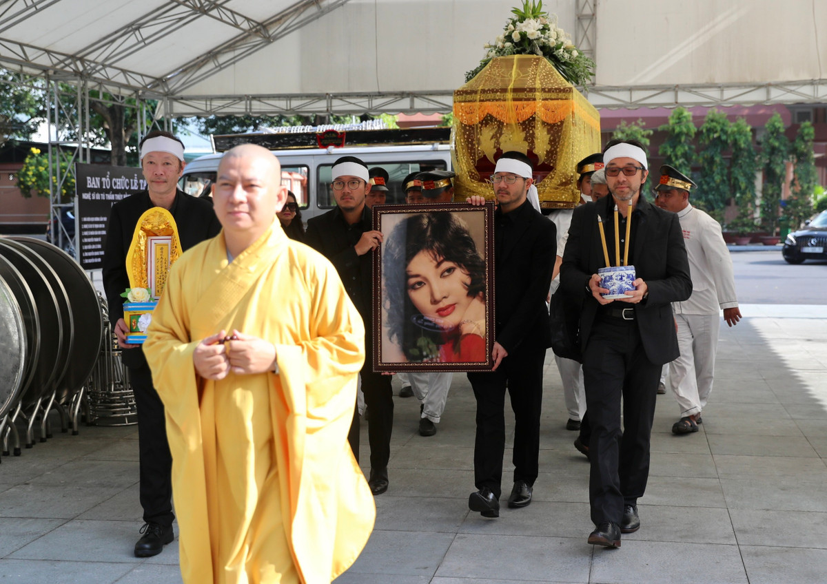 Vào 8h ngày 10/9, linh cữu của diễn viên Thẩm Thúy Hằng được đưa đến Nhà tang lễ Bộ Quốc phòng (quận Gò Vấp, TP.HCM). Bốn người con trai của cố nghệ sĩ đã có mặt tại Việt Nam để lo liệu lễ tang cho mẹ. Anh Nguyễn Thanh Vũ là con trai cả trong gia đình. Anh sống tại Melbourne, Australia từ khi còn trẻ.