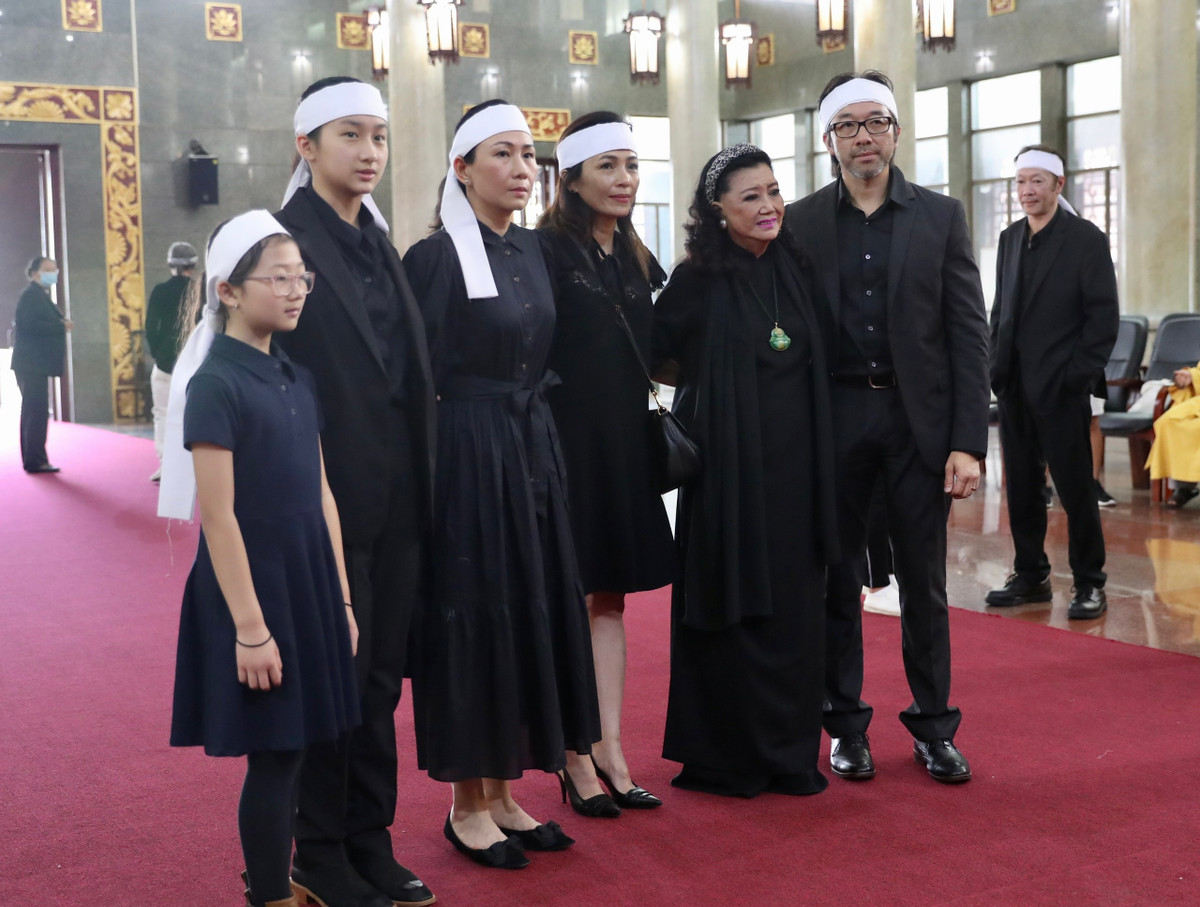 Các con, cháu và người thân tề tựu đông đủ trong lễ tang của diễn viên Thẩm Thúy Hằng. Đại diện gia đình cho biết lễ tang tổ chức trong hai ngày 10 và 11/9. Sau đó, lễ di quan diễn ra vào sáng 12/9.