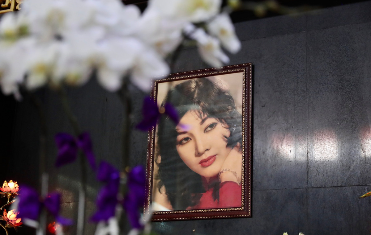 Người thân lựa chọn hình ảnh của diễn viên Thẩm Thúy Hằng ở thời điểm đỉnh cao của tài năng, nhan sắc để làm di ảnh. Vào giai đoạn 1950-1970, bà được xem là minh tinh của điện ảnh Việt Nam. Tên tuổi của bà không chỉ nổi tiếng tại Việt Nam mà còn được biết tới tại nhiều nước châu Á.