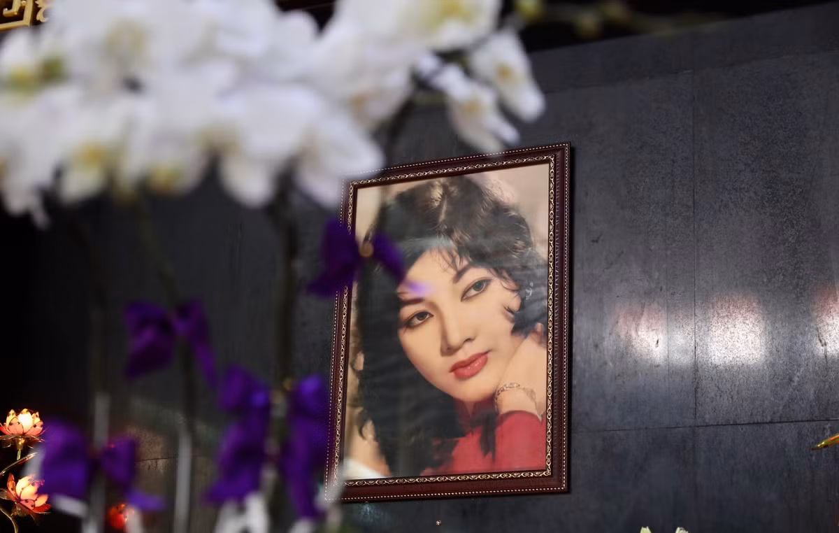 Người thân lựa chọn hình ảnh của diễn viên Thẩm Thúy Hằng ở thời điểm đỉnh cao của tài năng, nhan sắc để làm di ảnh. Vào giai đoạn 1950-1970, bà được xem là minh tinh của điện ảnh Việt Nam. Tên tuổi của bà không chỉ nổi tiếng tại Việt Nam mà còn được biết tới tại nhiều nước châu Á.