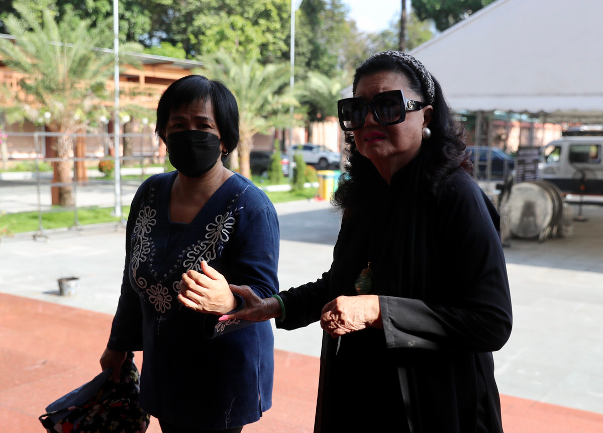 NSND Kim Cương có mặt từ sớm để lo liệu lễ tang cho bạn thân. Kim Cương và Thẩm Thúy Hằng là hai trong "tứ đại mỹ nhân" một thời (hai người còn lại là Kiều Chinh và Thanh Nga). "Kỳ nữ" Kim Cương cho biết hiện tại, sức khỏe của bà vẫn yếu. Bà đau buồn trước sự ra đi của Thẩm Thúy Hằng - người bạn chia ngọt sẻ bùi, trải qua hàng chục năm gắn bó.