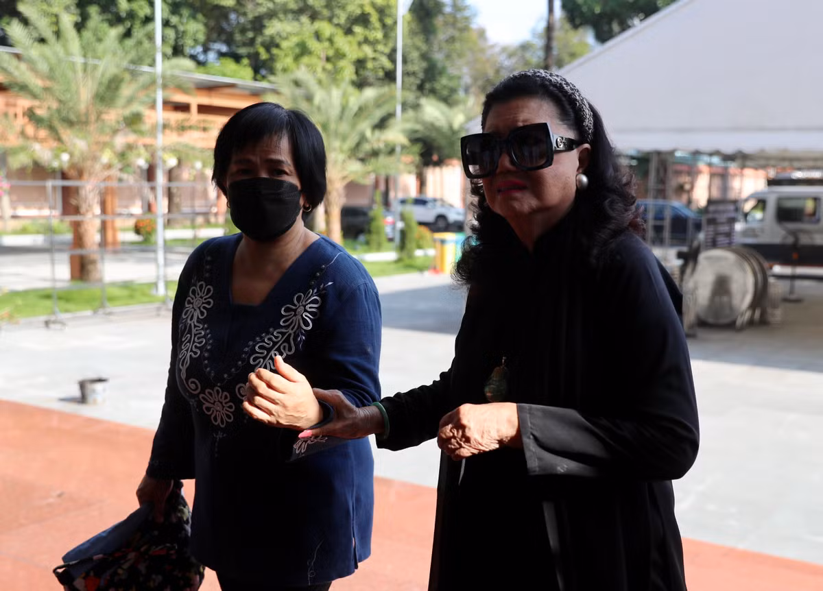 NSND Kim Cương có mặt từ sớm để lo liệu lễ tang cho bạn thân. Kim Cương và Thẩm Thúy Hằng là hai trong "tứ đại mỹ nhân" một thời (hai người còn lại là Kiều Chinh và Thanh Nga). "Kỳ nữ" Kim Cương cho biết hiện tại, sức khỏe của bà vẫn yếu. Bà đau buồn trước sự ra đi của Thẩm Thúy Hằng - người bạn chia ngọt sẻ bùi, trải qua hàng chục năm gắn bó.