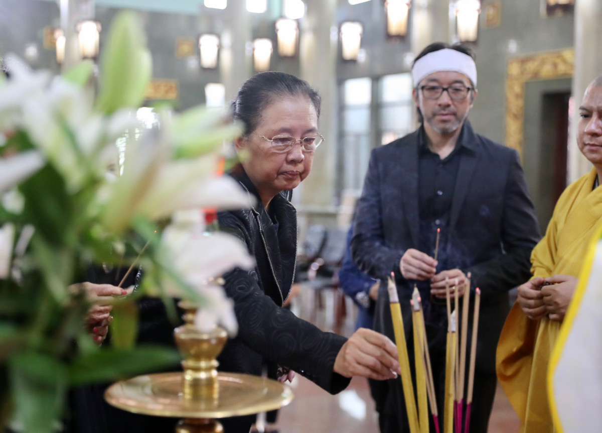 Bà Dương Cẩm Thúy - Chủ tịch Hội Điện ảnh TP.HCM là thành viên ban tổ chức lễ tang. Bà thắp nén nhang để tiễn biệt minh tinh lẫy lừng của nền điện ảnh Việt Nam.