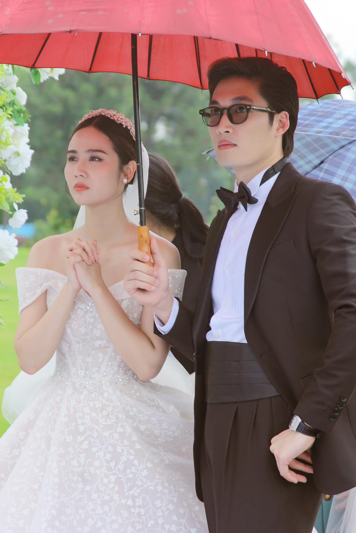 "Đây là hôm quay cảnh đám cưới. Mưa nắng thất thường nên đang cầu nguyện tạnh mưa để quay được nè", Phan Minh Huyền nhớ lại cảnh quay trong 'Thương ngày nắng về'.