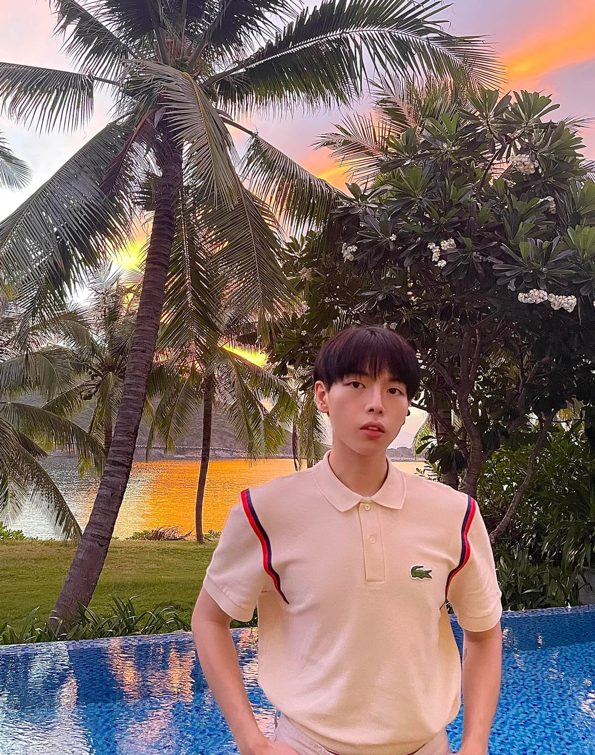 Đức Phúc đăng ảnh và hóm hỉnh viết: ''Em chỉ cần anh và một vài hoàng hôn''.