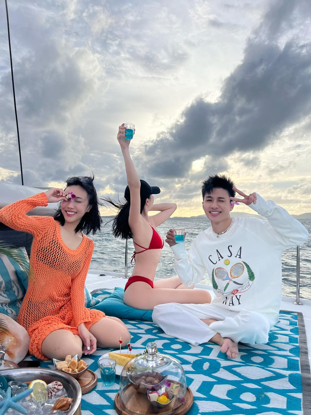 Diệu Nhi du lịch cùng bạn bè tại Thái Lan.