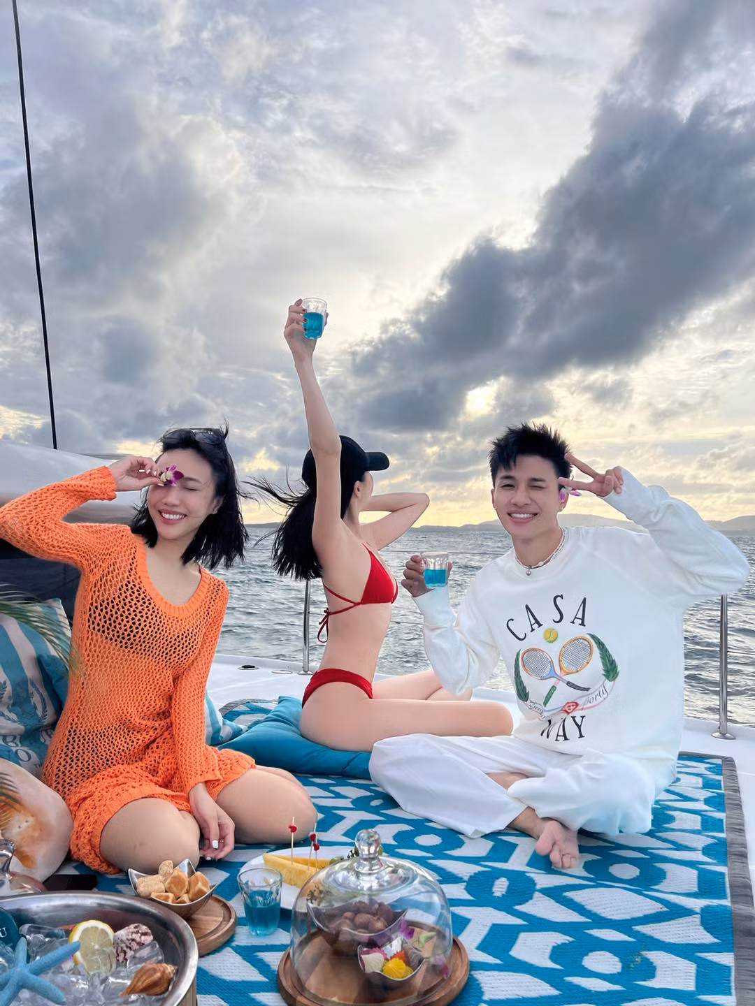 Diệu Nhi du lịch cùng bạn bè tại Thái Lan.