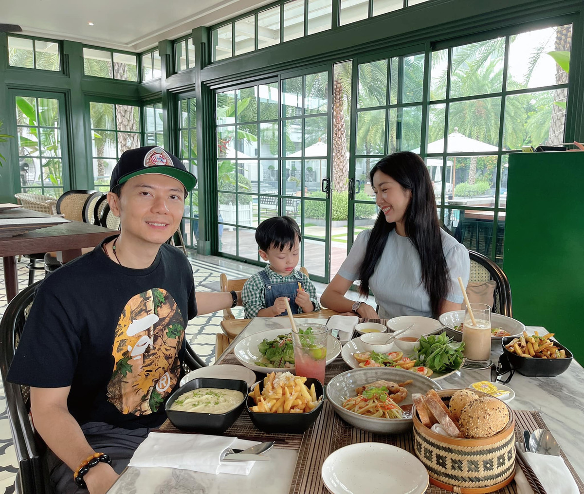 Gia đình Thúy Vân vui vẻ hạnh phúc bên nhau nhân kì nghỉ.