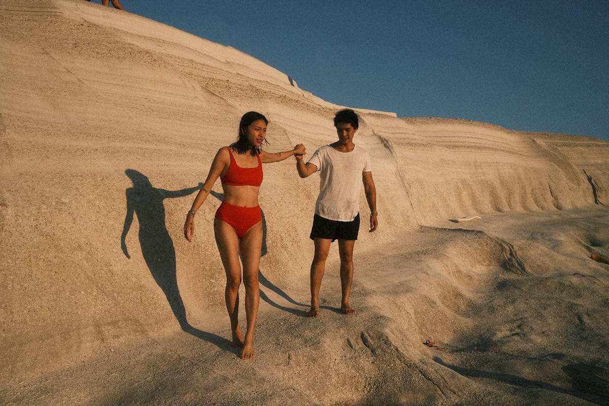 Vợ chồng Ngô Thanh Vân khoe dáng tại biển Hy Lạp.