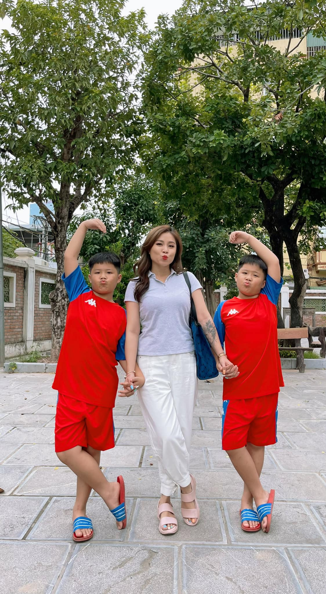 BTV Hoàng Linh khoe ảnh cùng hai con trai sinh đôi đã cao lớn gần bằng mẹ.