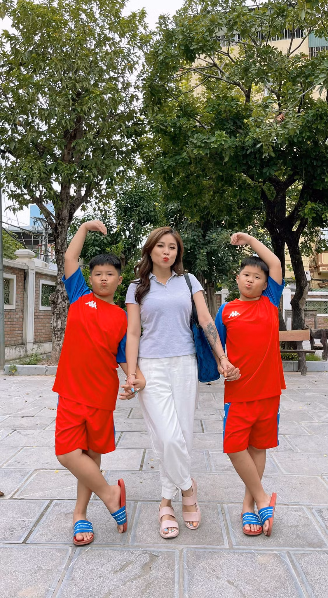 BTV Hoàng Linh khoe ảnh cùng hai con trai sinh đôi đã cao lớn gần bằng mẹ.