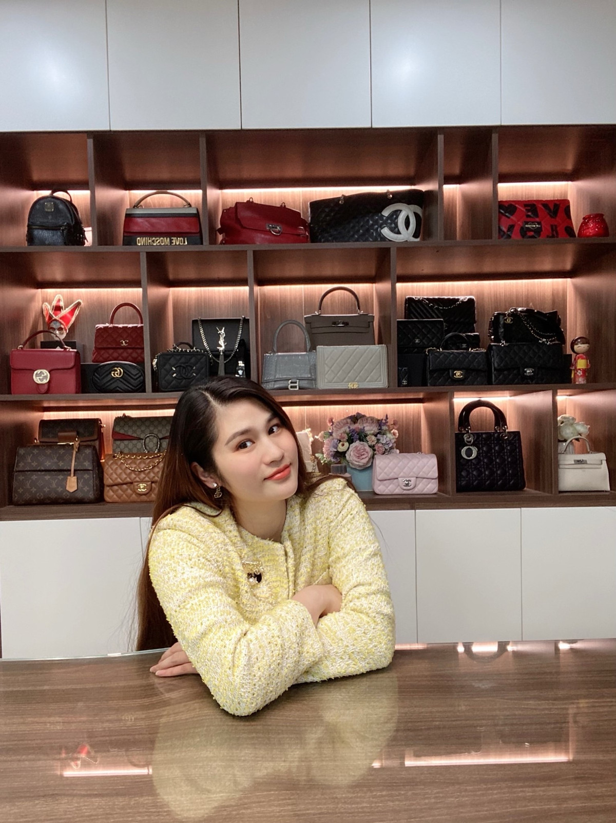 Được biết, sở thích của cô nàng là những chiếc túi hàng hiệu đắt tiền. Nữ MC vô cùng yêu quý góc nhỏ bày những chiếc túi xinh xắn của mình. 