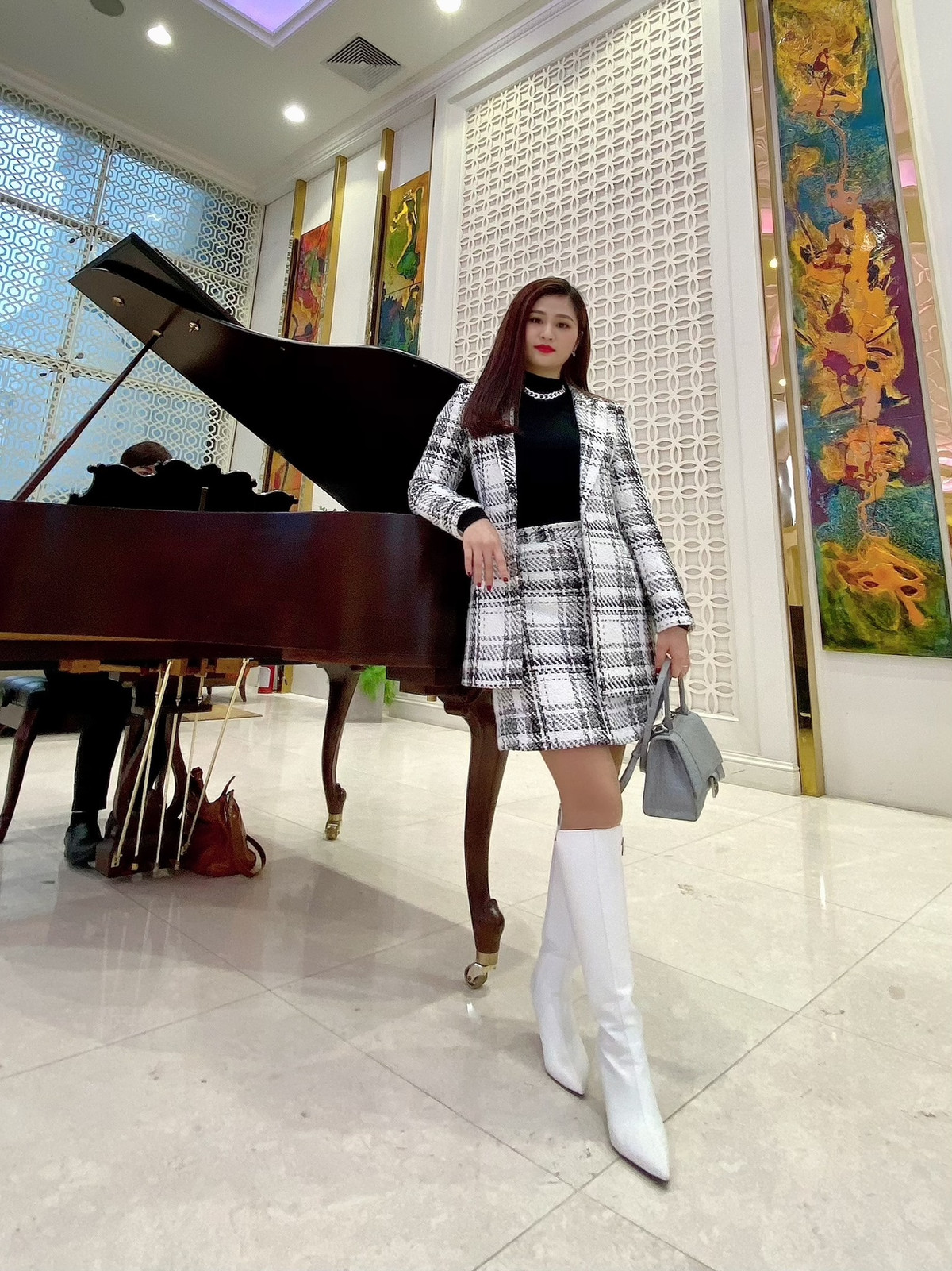 Trên trang cá nhân, MC Minh Trang thường xuyên đăng tải những hình ảnh đời thường cá tính, tươi trẻ.