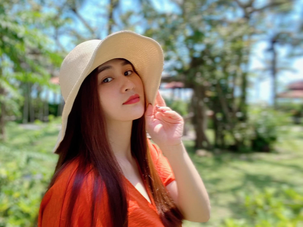 Những hình ảnh tự nhiên, đời thường của Minh Trang rất dễ bắt gặp trên trang cá nhân của cô. Nữ MC quan niệm, là phụ nữ luôn phải xinh đẹp, tươi vui và thoải mái.