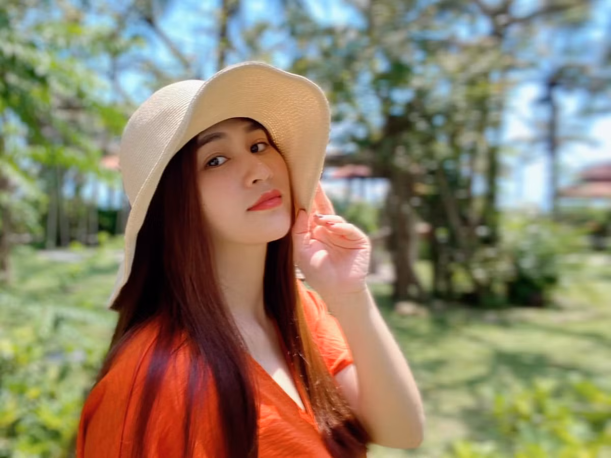 Những hình ảnh tự nhiên, đời thường của Minh Trang rất dễ bắt gặp trên trang cá nhân của cô. Nữ MC quan niệm, là phụ nữ luôn phải xinh đẹp, tươi vui và thoải mái.