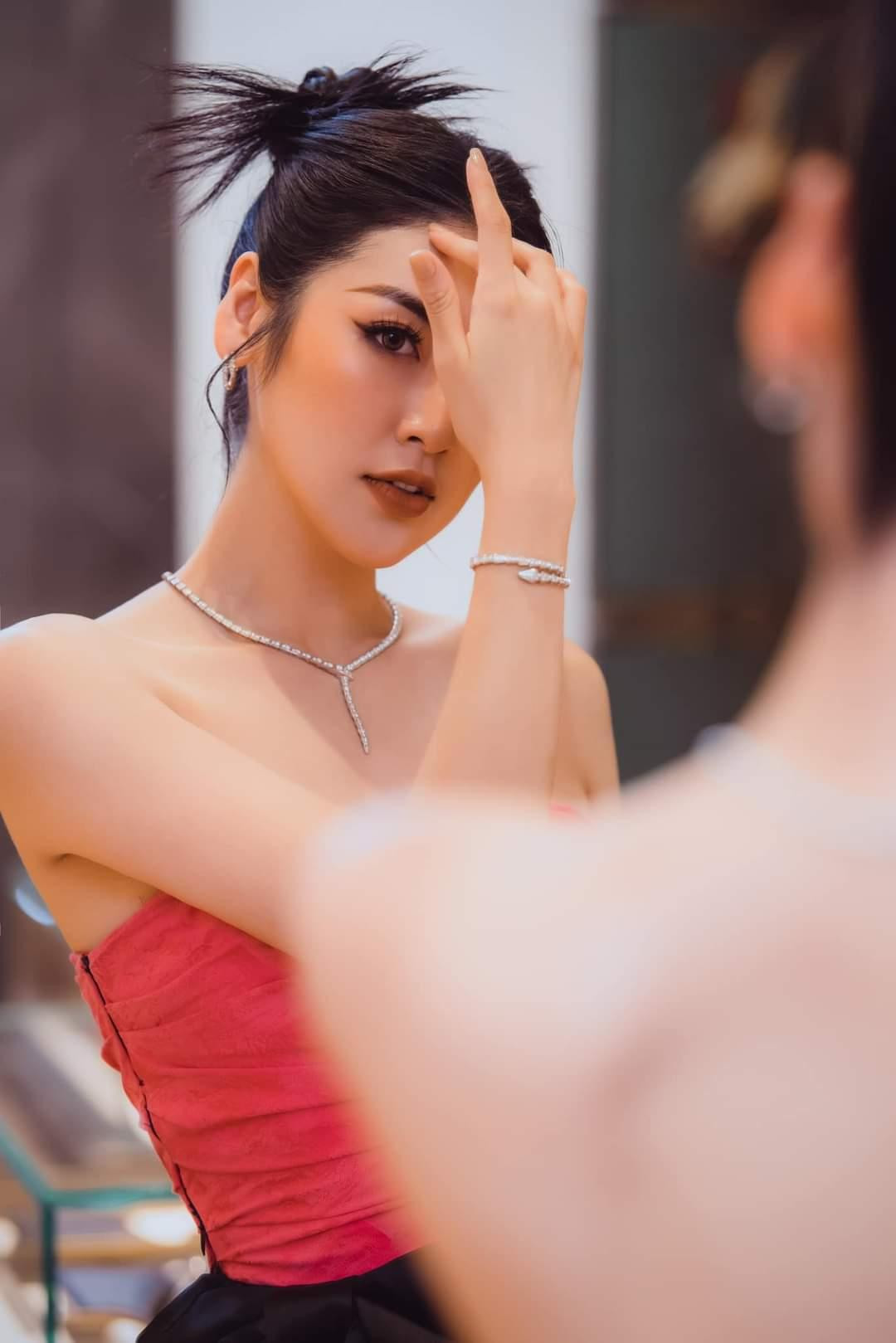 Á hậu Tú Anh khoe bộ trang sức mới.