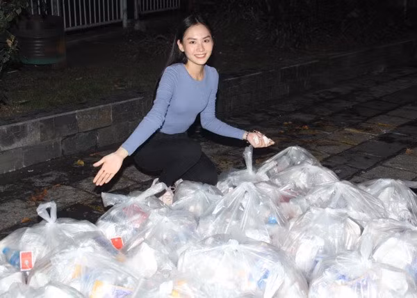 Mai Phương thường xuyên tham gia phát cơm từ thiện cho người có hoàn cảnh khó khăn và tích cực giúp nấu ăn tiếp sức cho đội ngũ y bác sĩ trong mùa dịch Covid-19.