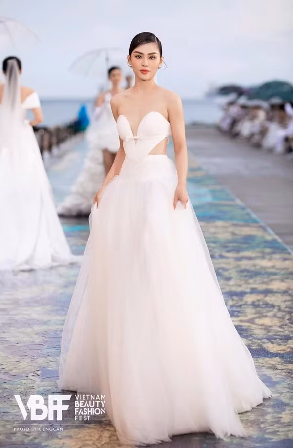 Tân hoa hậu được bạn cùng phòng - Nguyễn Khánh My coi như người mẹ vì sự chỉn chu và hay thúc giục cô trong các hoạt động. Mai Phương cũng được các thí sinh đánh giá cao và yêu mến bởi sự tốt bụng và tinh tế. 