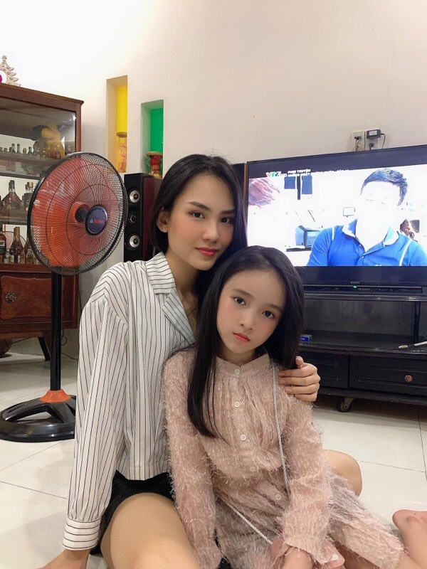 Mai Phương từng chia sẻ trên trang cá nhân hình ảnh em gái xinh xắn với đôi mắt to tròn và sống mũi cao giống chị.