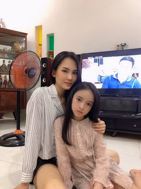 Mai Phương từng chia sẻ trên trang cá nhân hình ảnh em gái xinh xắn với đôi mắt to tròn và sống mũi cao giống chị.