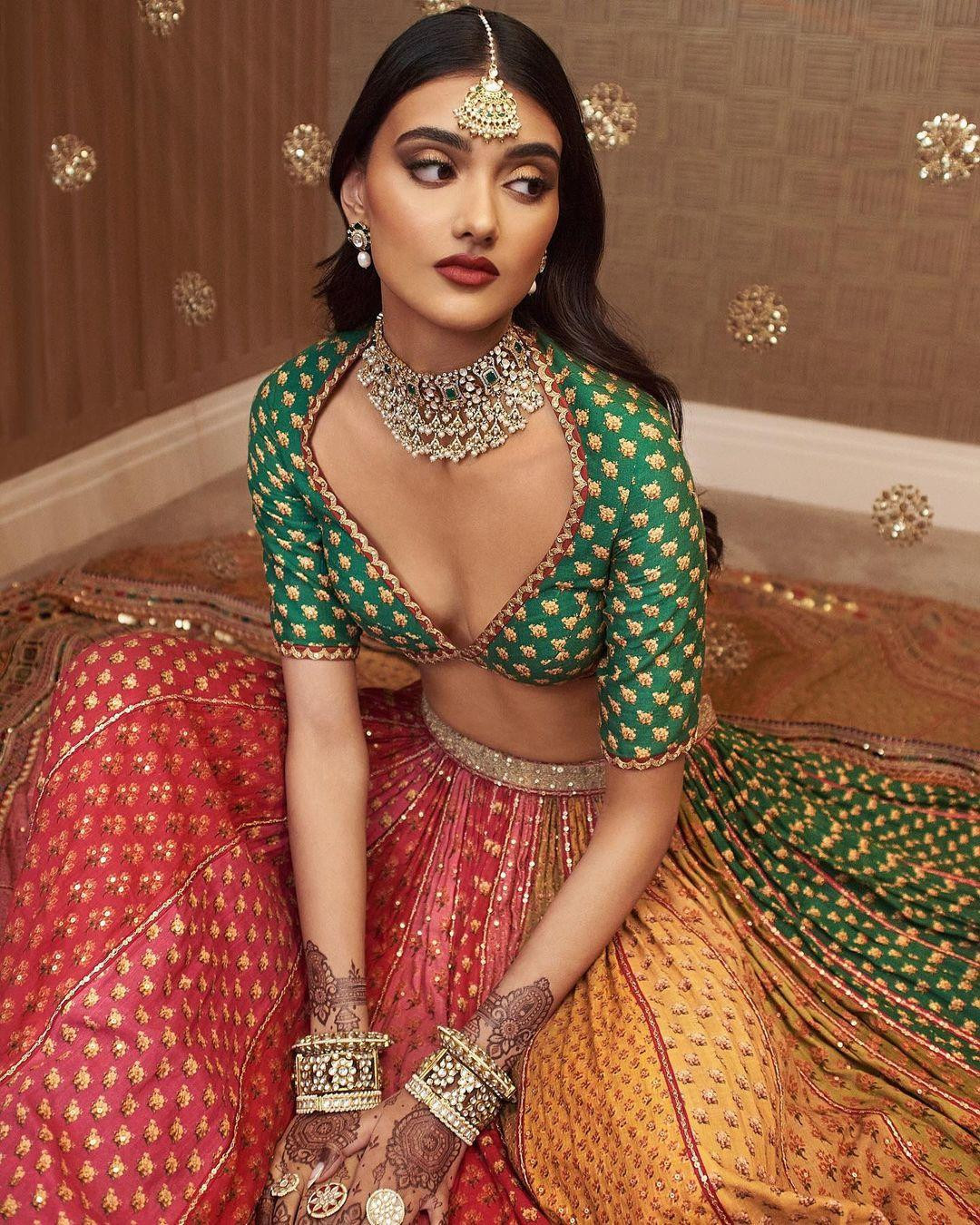 Neelam Gill làm mẫu từ năm 14 tuổi và là người mẫu gốc Ấn đầu tiên được tham gia chiến dịch quảng cáo của Burberry.