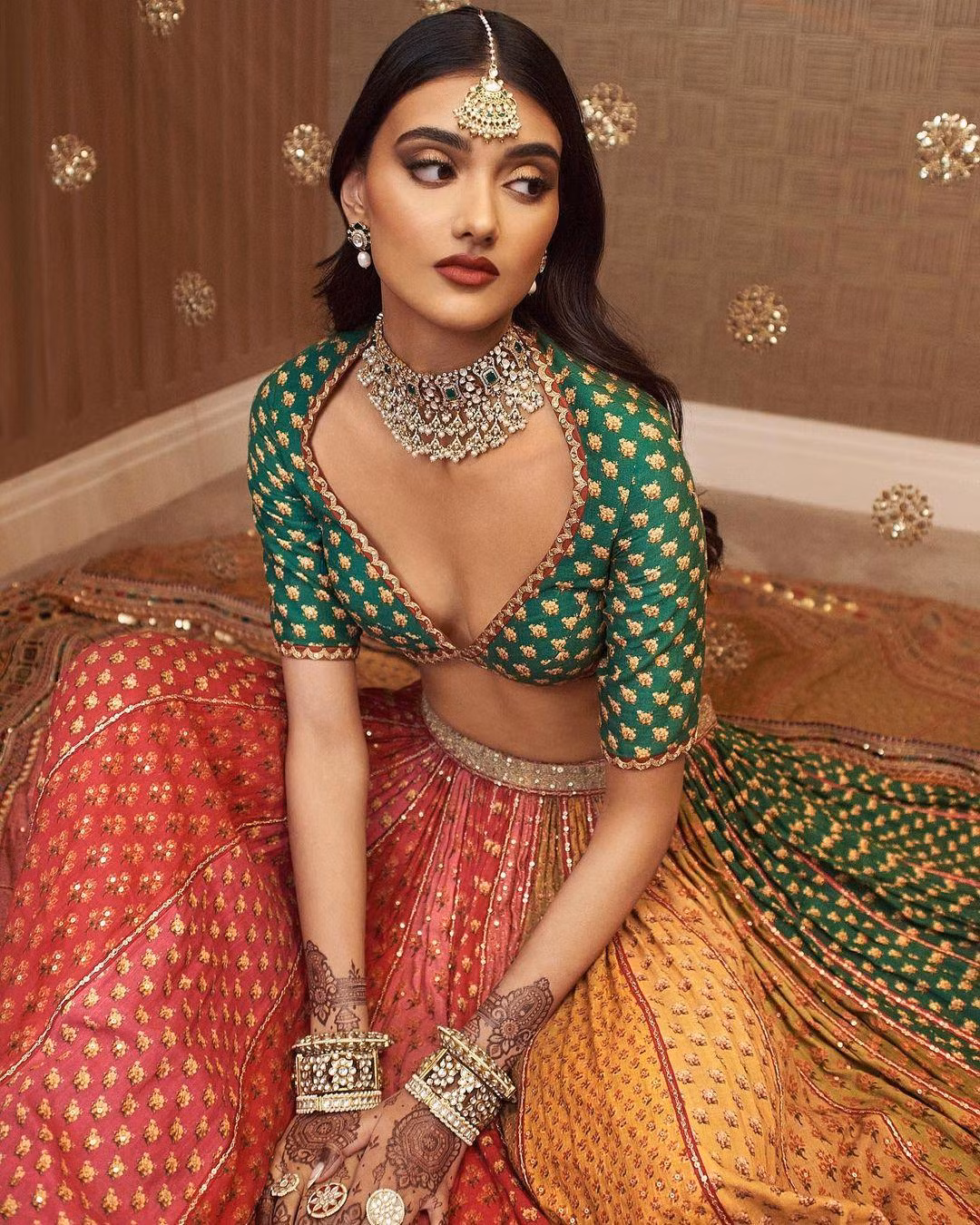 Neelam Gill làm mẫu từ năm 14 tuổi và là người mẫu gốc Ấn đầu tiên được tham gia chiến dịch quảng cáo của Burberry.