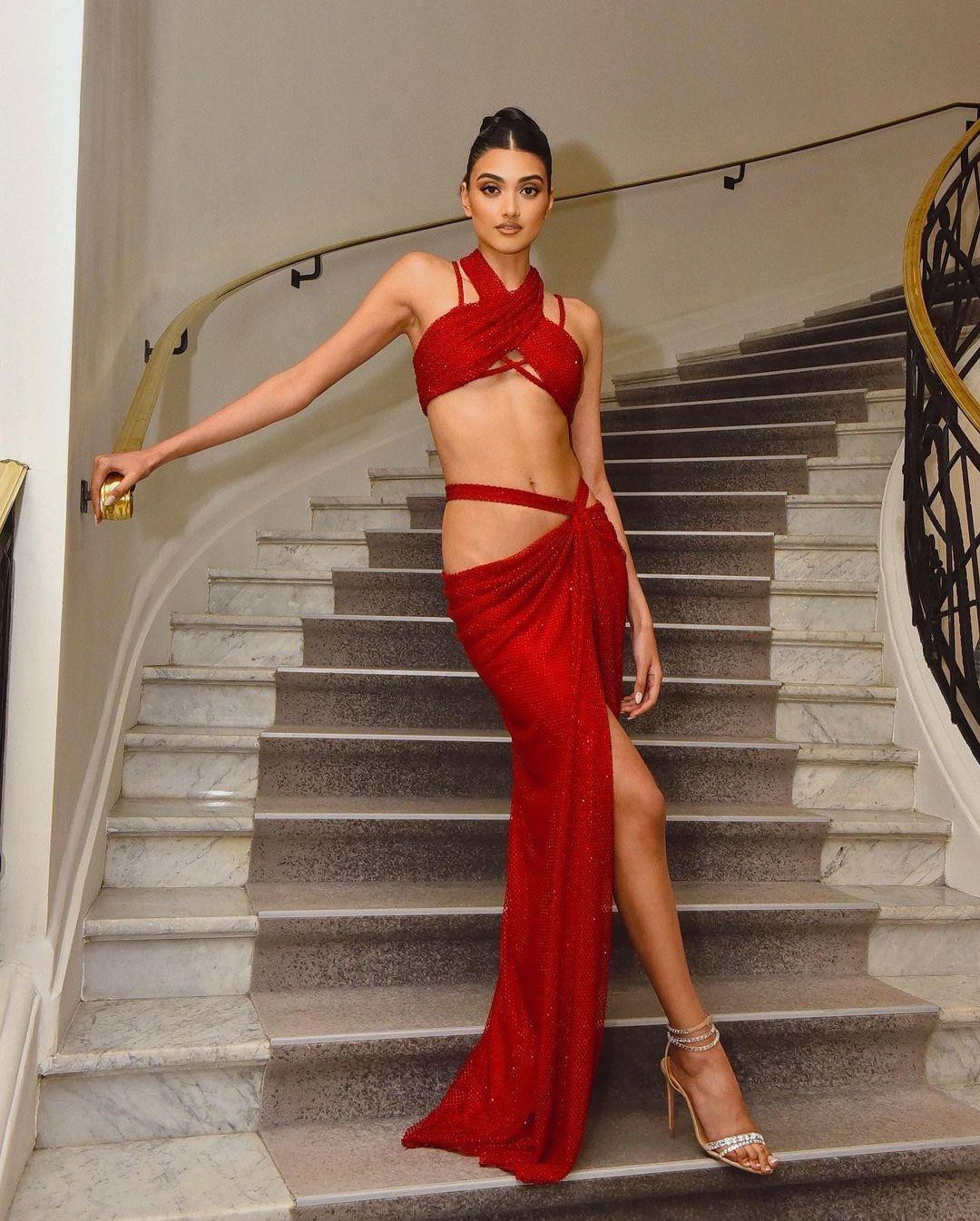 Neelam Gill thường chọn trang phục cut out với phong cách phá cách.