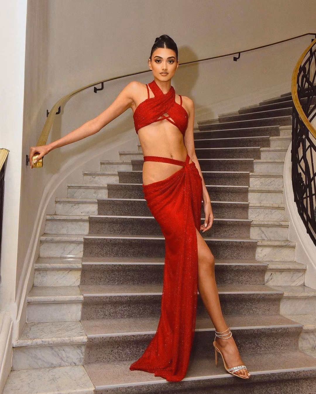 Neelam Gill thường chọn trang phục cut out với phong cách phá cách.