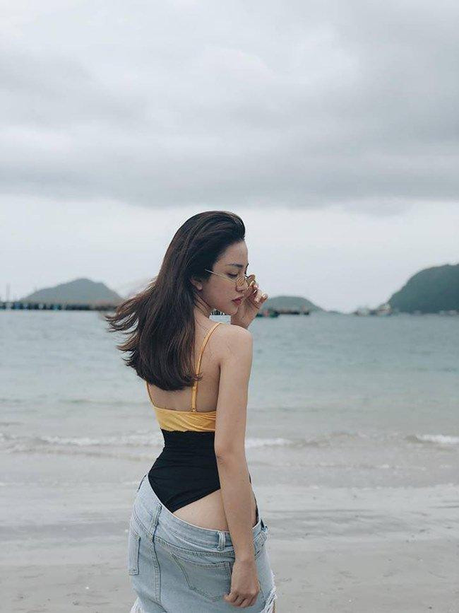 iện áo tắm một mảnh gợi cảm, nhưng cách phanh quần khoe vòng 3 của Thiên Nga đã mang về cho cô nàng những bình luận phản cảm.