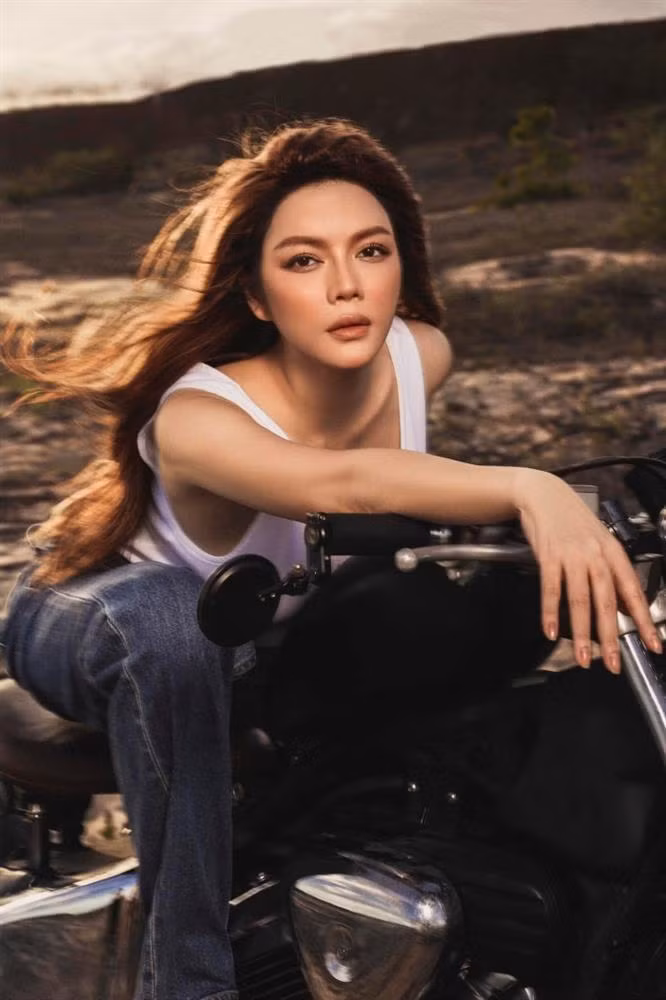 Người đẹp diện mốt phanh khóa quần nhưng vẫn cực kì tinh tế vì không hở điểm nhạy cảm nào.