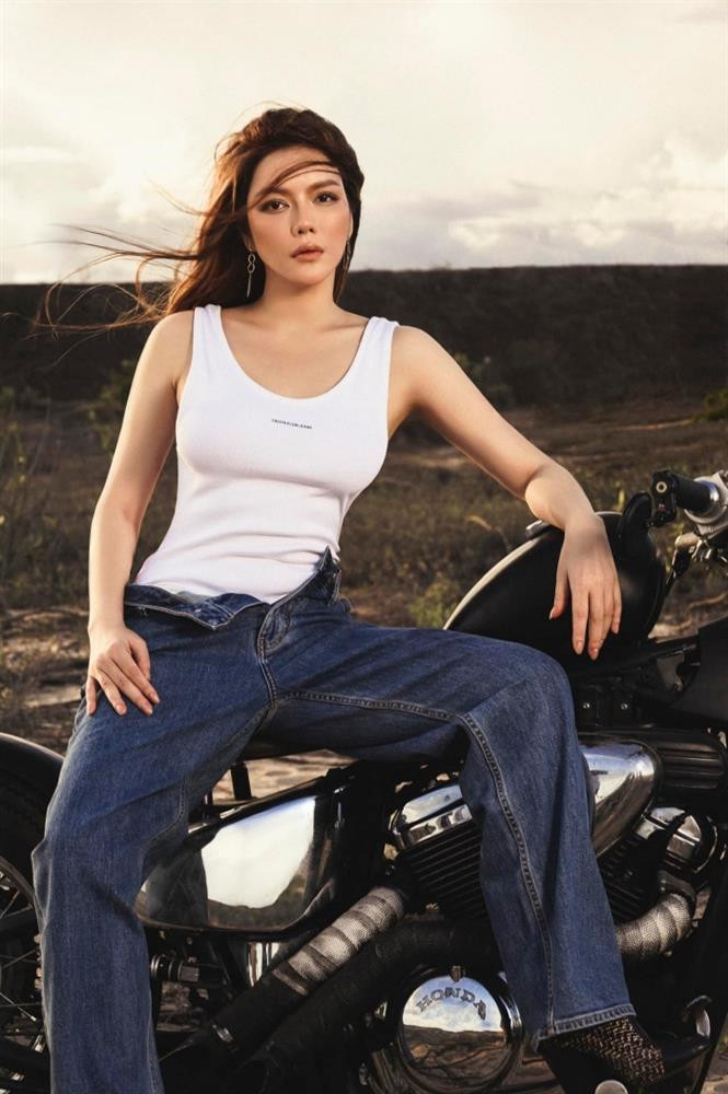 iện đồ cá tính nhưng nữ diễn viên vẫn phô diễn được hình thể gợi cảm với vòng 1 căng đầy. Không những thế, người đẹp còn chơi lớn với mốt quên kéo khóa quần, tạo dáng chất chơi với thần thái cool ngầu. Xu hướng này từng được rất nhiều mỹ nhân Việt trưng dụng trước đó, nhưng không phải ai cũng ý nhị và tinh tế như diễn viên Lý Nhã Kỳ.