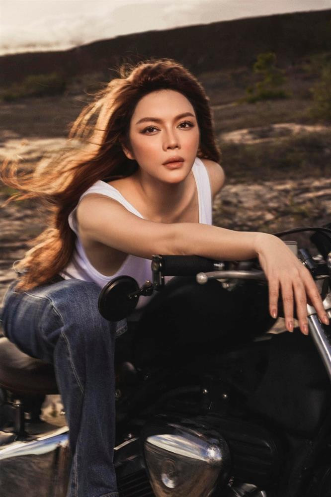 Người đẹp diện mốt phanh khóa quần nhưng vẫn cực kì tinh tế vì không hở điểm nhạy cảm nào.