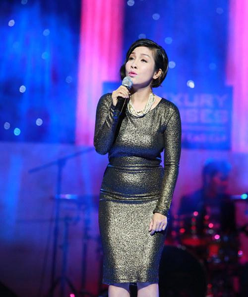 rước khi giảm cân thành công, Diva Mỹ Linh cũng từng "đánh vật" với chiếc đầm ôm sát nhũ bóng.