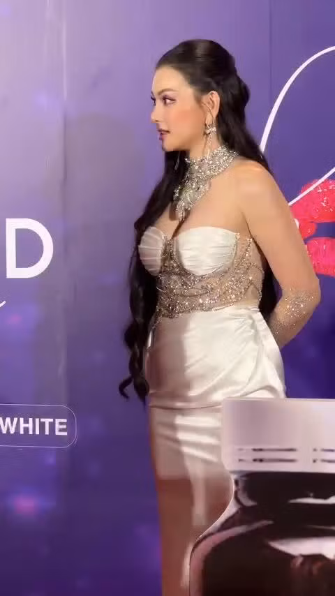 Thu Thuy va loat my nhan ne gap vay lua bong vi 