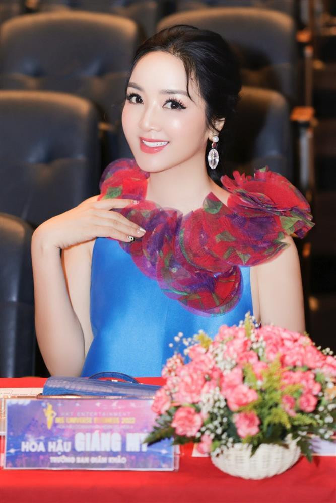 br/> Mới đây, Giáng My vừa có chuyến sang Thái Lan công tác kết hợp du lịch, mua sắm. Qua loạt ảnh được Hoa hậu đền Hùng đăng tải, fan không khỏi trầm trồ vì nhan sắc tuổi 51 của "nữ hoàng ảnh lịch" một thời. Tuy nhiên, hình ảnh được ghi lại bằng cam thường ở sự kiện đã tố cáo nhan sắc thật của cô. Hoa hậu Giáng My sang Thái Lan làm giám khảo cho một cuộc thi hoa hậu doanh nhân.