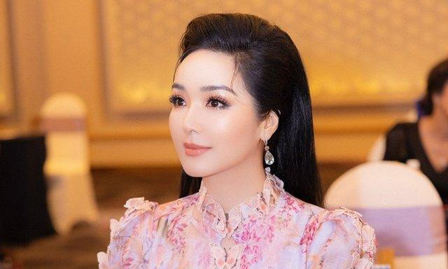 ..chứ không thể như gái 20 giống ảnh cô tự đăng tải thế này.