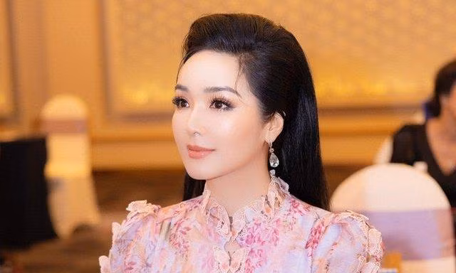 ...chứ không thể như gái 20 giống ảnh cô tự đăng tải thế này.