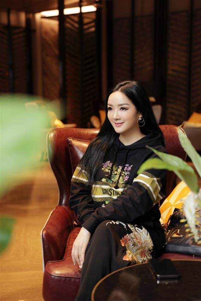 ua những hình ảnh Giáng My đăng tải, không ai nghĩ cô đã ngoài ngũ tuần bởi gương mặt láng mịn, làn da căng mướt không có chút dấu vết tuổi tác nào.