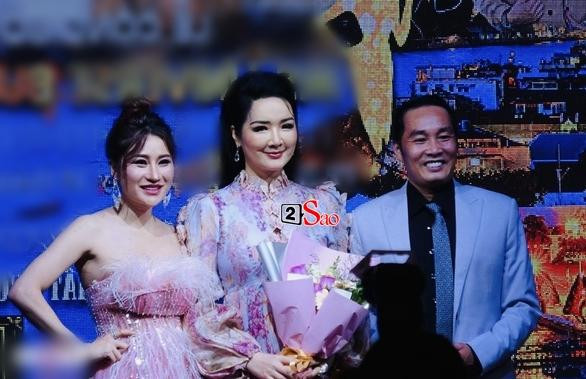 uy nhiên, qua hình ảnh do phóng viên ghi lại, khán giả có cái nhìn chân thực hơn về dung nhan thật tuổi 51 của Giáng My. Rõ ràng khi cười, cô cũng có bọng mắt, đường râu rồng rõ nét cùng phần gò má cao...