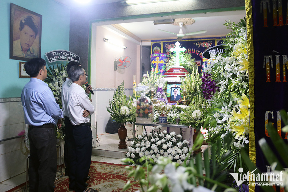 Đám tang lặng lẽ của nhạc sĩ Vinh Sử - Hình 6 Dam tang lang le cua nhac si Vinh Su-Hinh-6