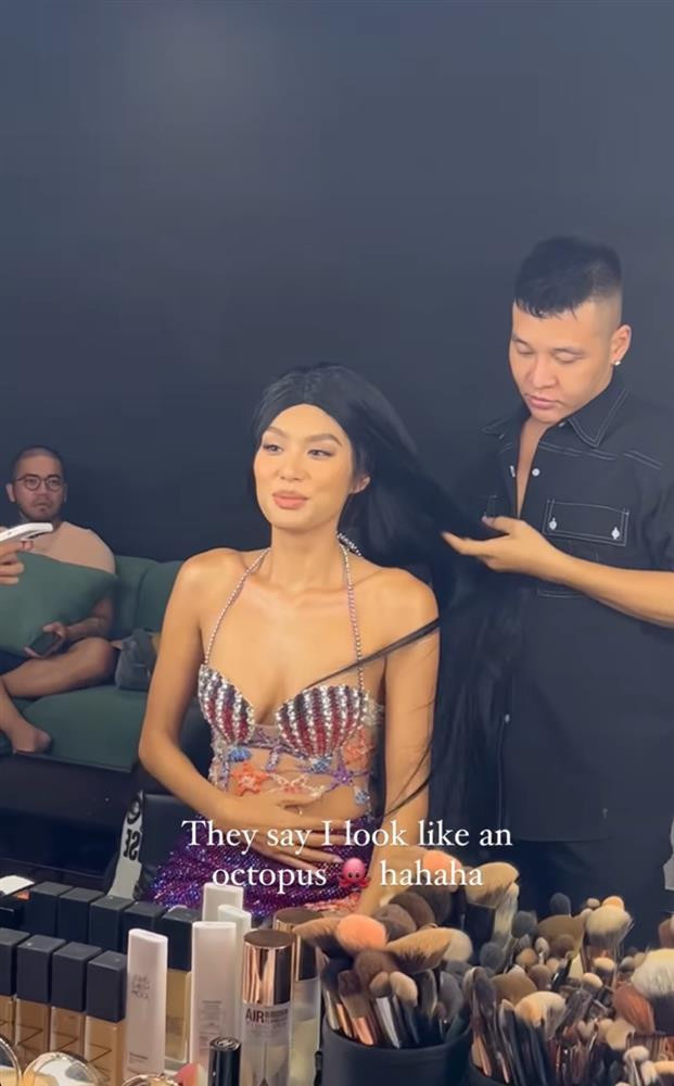 Thảo Nhi Lê được cho diện bộ đồ cúp ngực, lấy cảm hứng từ nàng tiên cá và vỏ sò, gam màu tím chủ đạo. Ở góc chụp cận, có thể nói chiếc váy đã làm tốt nhiệm vụ "tôn dáng" cho chủ nhân. Để hóa thân thành nàng tiên cá chuẩn nhất, Á hậu Việt Kiều còn phải đội thêm tóc giả dài thượt cho giống. Bộ ảnh chưa ra lò nhưng hậu trường thì không được nghiêm túc cho lắm khi cô bị chính ekip ruột ví mình hệt như con... bạch tuộc.