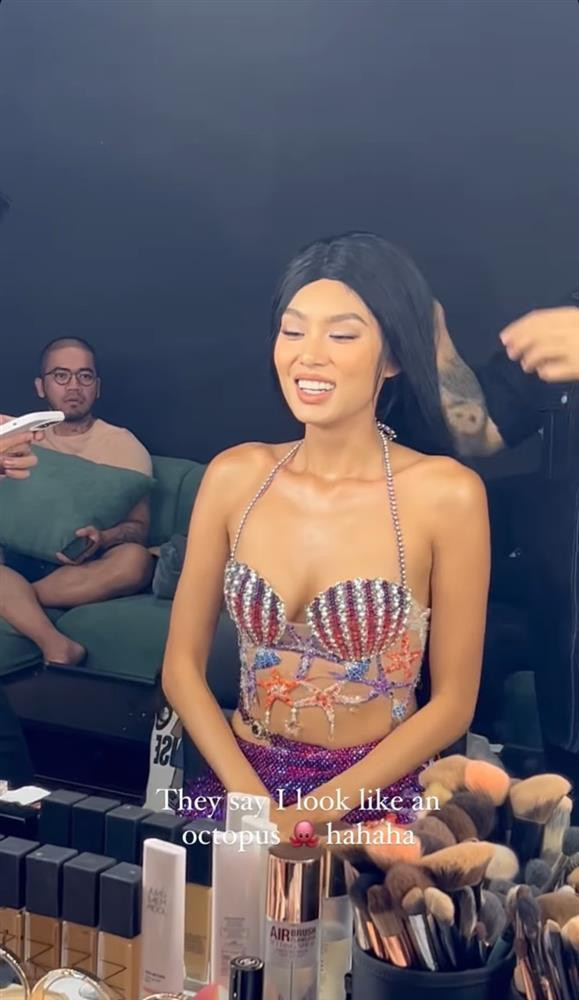 They say i look like an octopus, haha (Họ gọi tôi là 1 con bạch tuộc, haha)", Thảo Nhi Lê lầy lội chia sẻ trên story cá nhân. Nhiều người tinh mắt còn nhận ra Ngọc Trinh và Miss Grand Thùy Tiên cũng từng có dịp mặc chiếc váy này trước đó. Riêng Ngọc Trinh còn đầu tư làm hẳn 1 bộ ảnh như chụp tạp chí, khoe dáng nuột eo thon trên bãi biển khiến người xem không thể rời mắt.