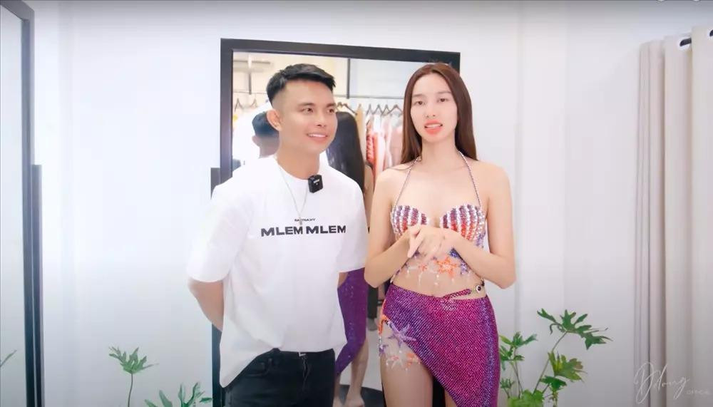 hiết kế này từng được phía Miss Grand International 2021 đặt may riêng với NTK Đỗ Long cho hoa hậu Thùy Tiên để đi tour quốc tế.