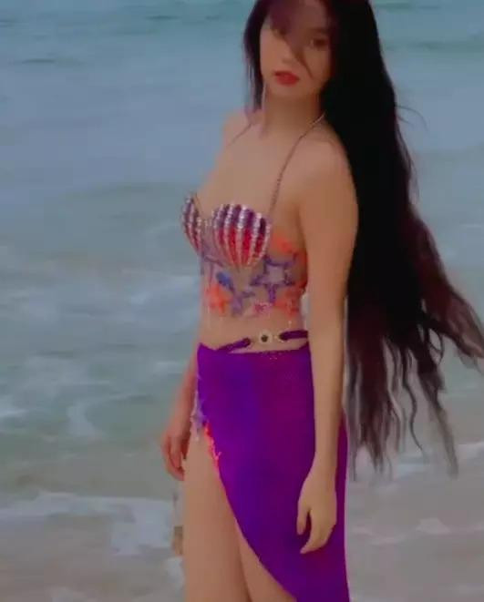 ở hữu nhan sắc ngọt ngào cùng làn da trắng nõn nên khi diện thiết kế này, Ngọc Trinh trông cực kì ấn tượng ở mọi góc máy.