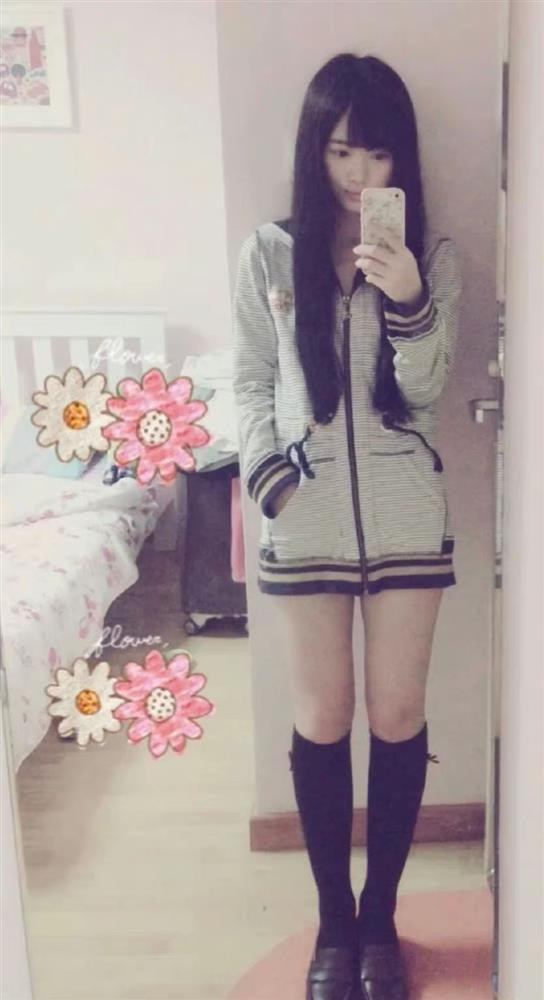 Một vài bình luận từ phía netizens: "Cảm giác cô ấy thay đổi mỗi chỗ một chút, rất khó nhận ra", "Cô ấy cố gắng để đẹp lên, tôi rất khâm phục những người như thế", "Trước cũng xinh nhưng không quá nổi bật"...