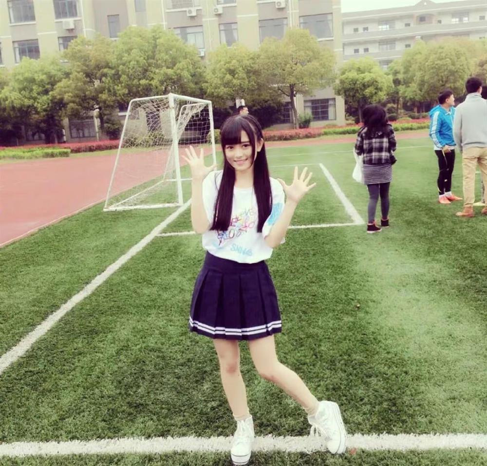 Có thể nói từ khi bước chân vào showbiz tới nay, nhan sắc Cúc Tịnh Y luôn là đề tài gây tranh cãi trên mạng xã hội. Từng nhiều lần bị hỏi về vấn đề phẫu thuật thẩm mỹ, song người đẹp đều từ chối trả lời.