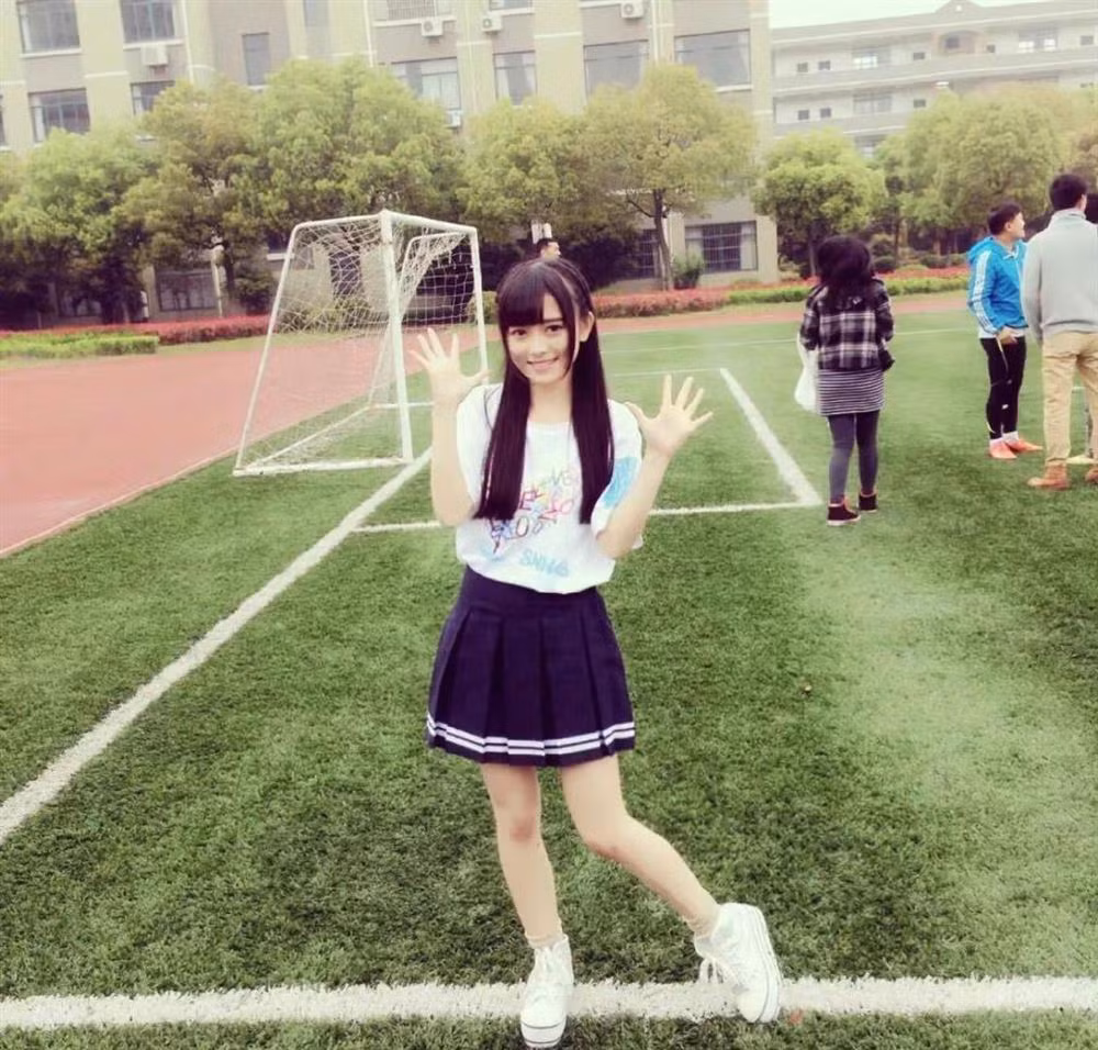 Có thể nói từ khi bước chân vào showbiz tới nay, nhan sắc Cúc Tịnh Y luôn là đề tài gây tranh cãi trên mạng xã hội. Từng nhiều lần bị hỏi về vấn đề phẫu thuật thẩm mỹ, song người đẹp đều từ chối trả lời.