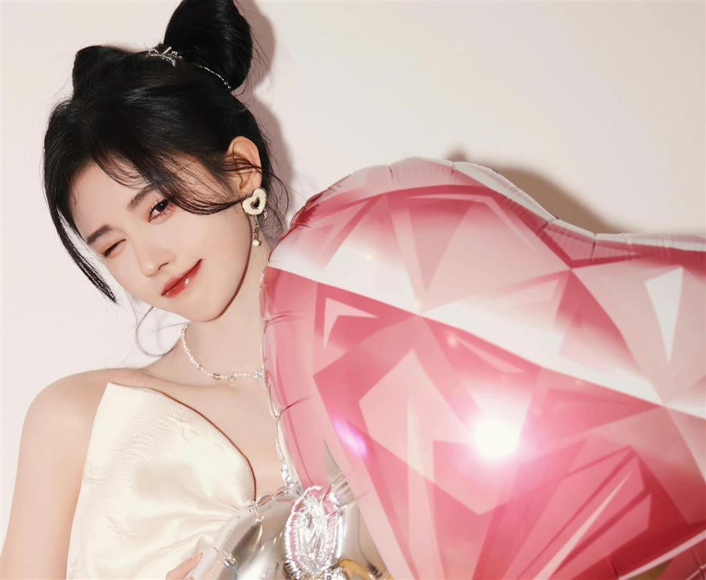 Là ngôi sao ăn khách, Cúc Tịnh Y cũng phải đối mặt với không ít tai tiếng. Cô bị bóc mẽ nói dối, "giả" từ tính cách tới ngoại hình. Người đẹp vướng nghi án chỉnh sửa nhan sắc, khai gian chiều cao, sử dụng quá nhiều thế thân khi đóng phim.