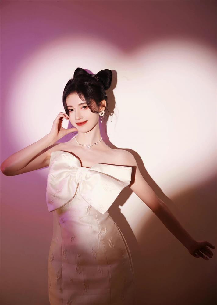 Kỹ năng diễn xuất của cô bị chỉ trích yếu kém, bao năm vẫn "giậm chân tại chỗ". Tác phẩm gần đây nhất của cô là Gia Nam Truyện không thu hút được khán giả như kỳ vọng.